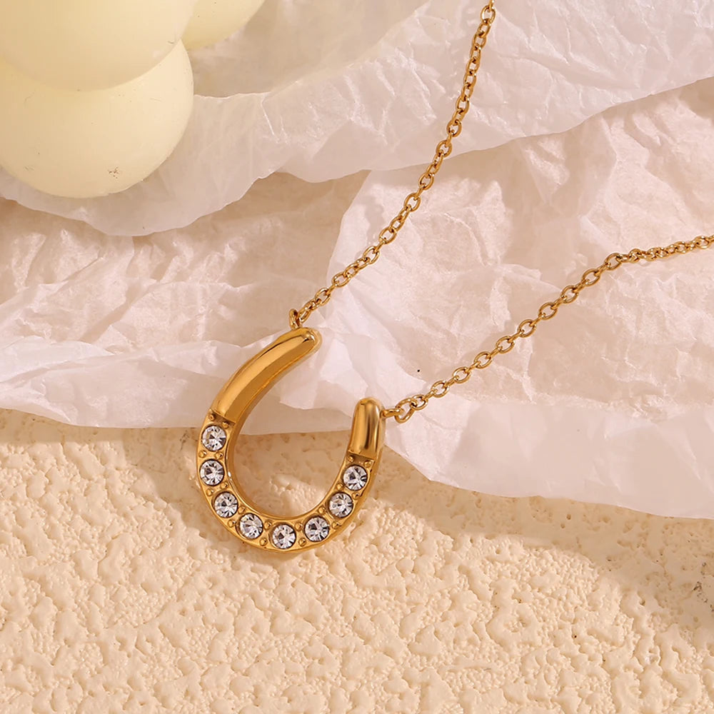 Collar "Lucky Charm" – Herradura con Cristales Esmeralda & Diamond
