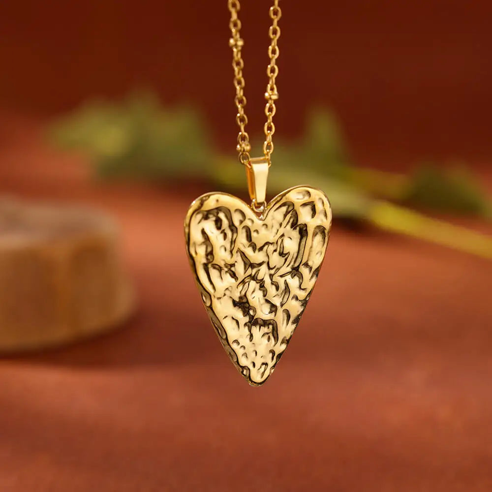 Collar "Heart Rebel" – Amuleto Punk en Oro 18K & Acero