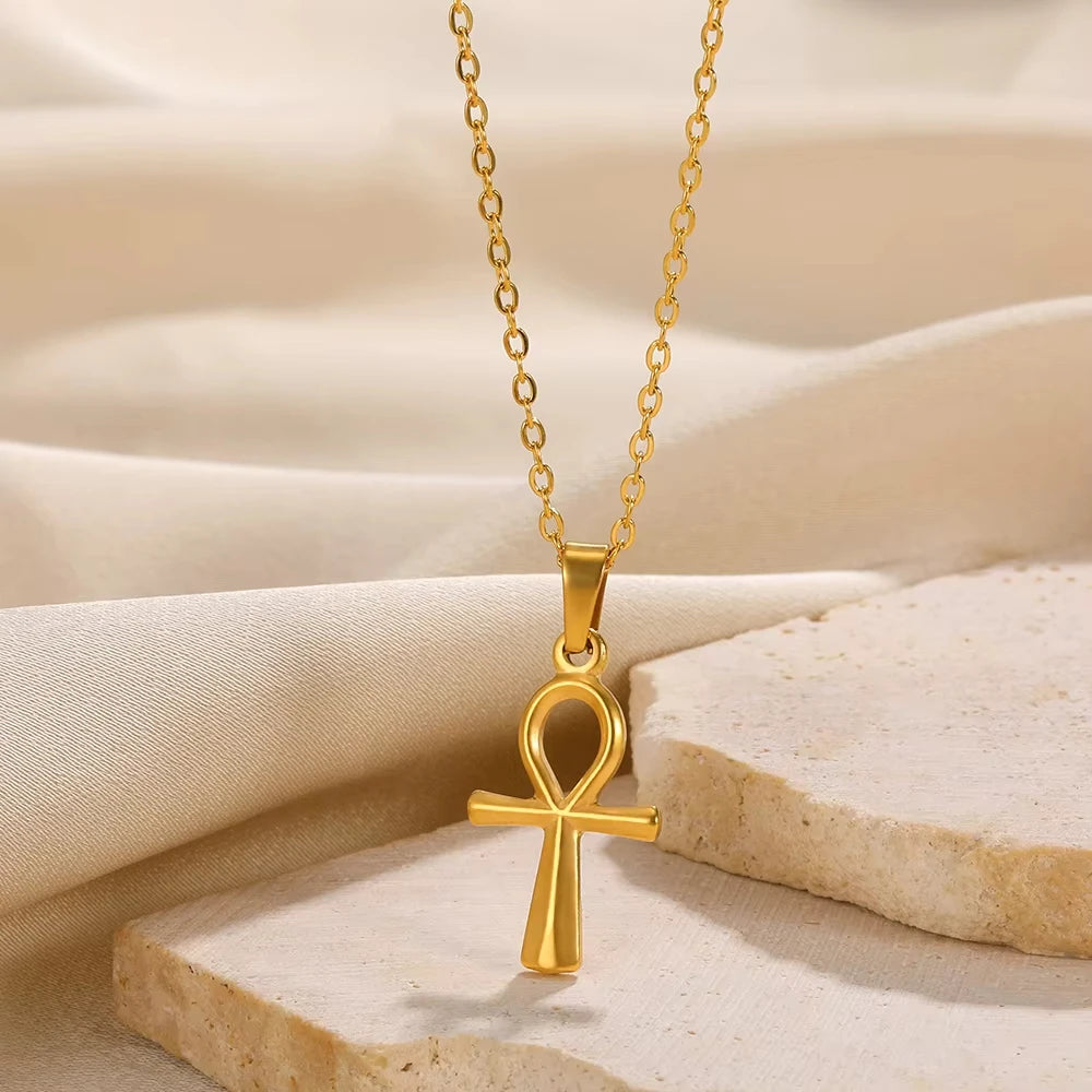 Collar "Heart Rebel" – Amuleto Punk en Oro 18K & Acero