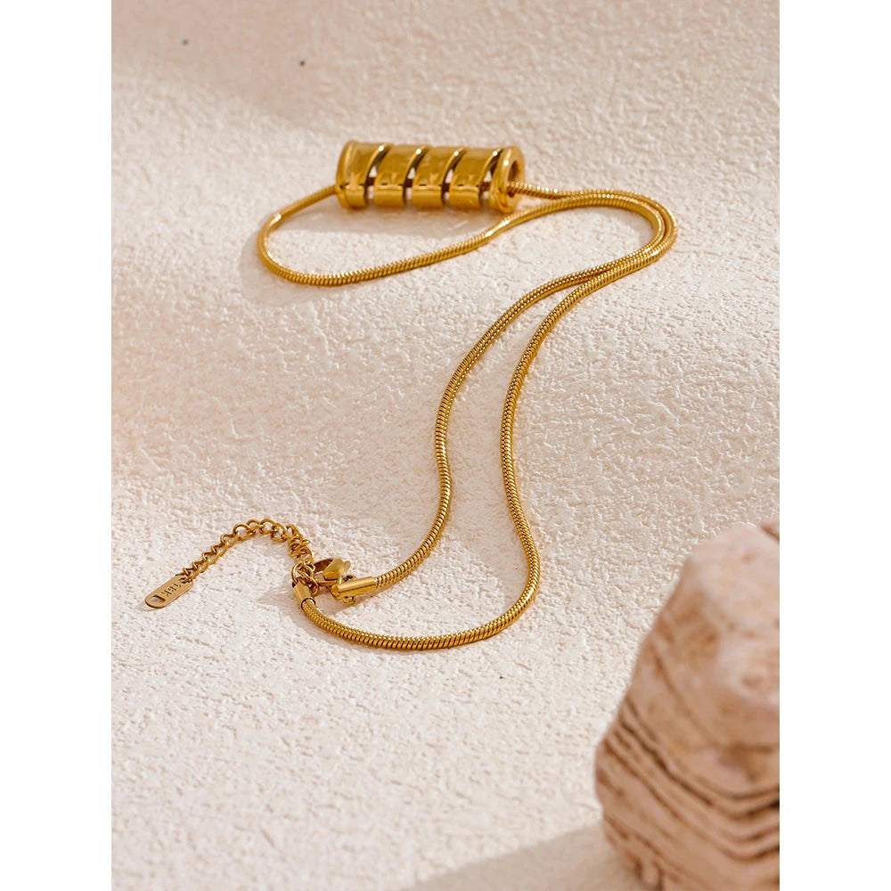 Collar Pillar Gold: Minimalismo con Carácter