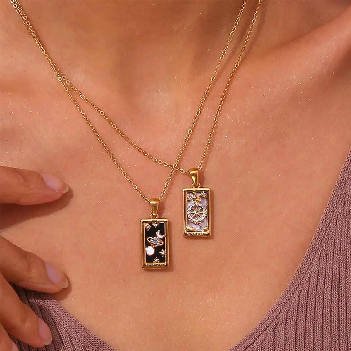 Collar Tarot Destiny: Tu Guía de Acero